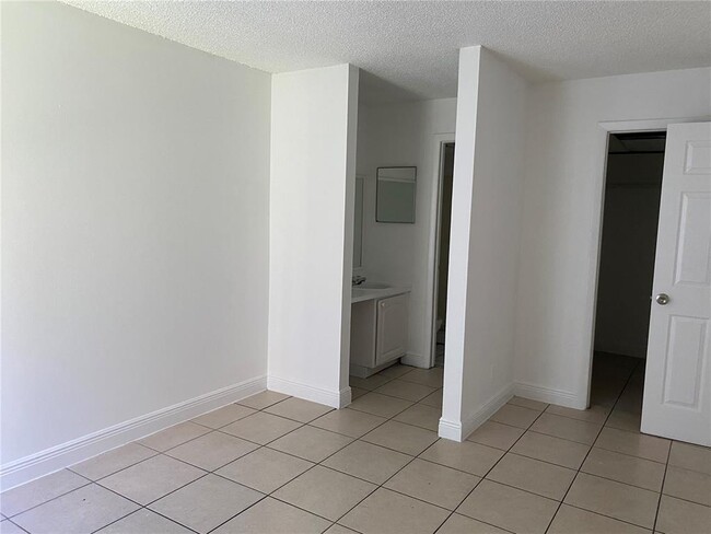 4453 Treehouse Ln, Tamarac, FL 33319 - photo 3