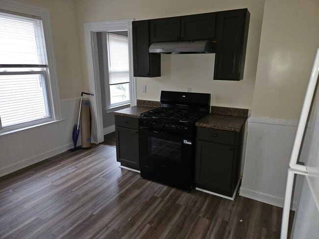 107 Thompson St unit 2nd floor, New Haven, CT 06511 - photo 3