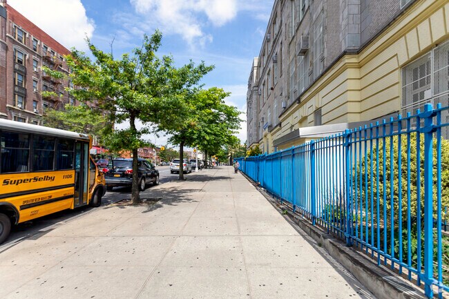 Woodstock: Bronx Middle School Success Academy is ranked top 1% for English in Longwood.