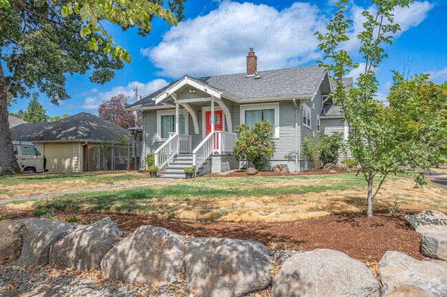 You'll find Craftsman style homes throughout the Lincoln neighborhood.