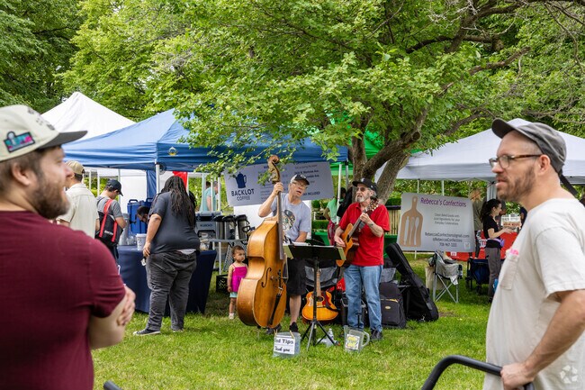 There is live music played by local bands at Horner Park Farmers Market.