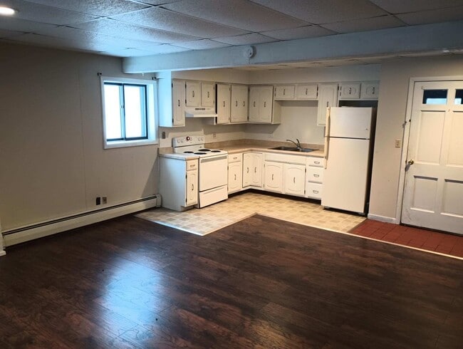 711 Vulcan St unit 4, Iron Mountain, MI 49801 - photo 2