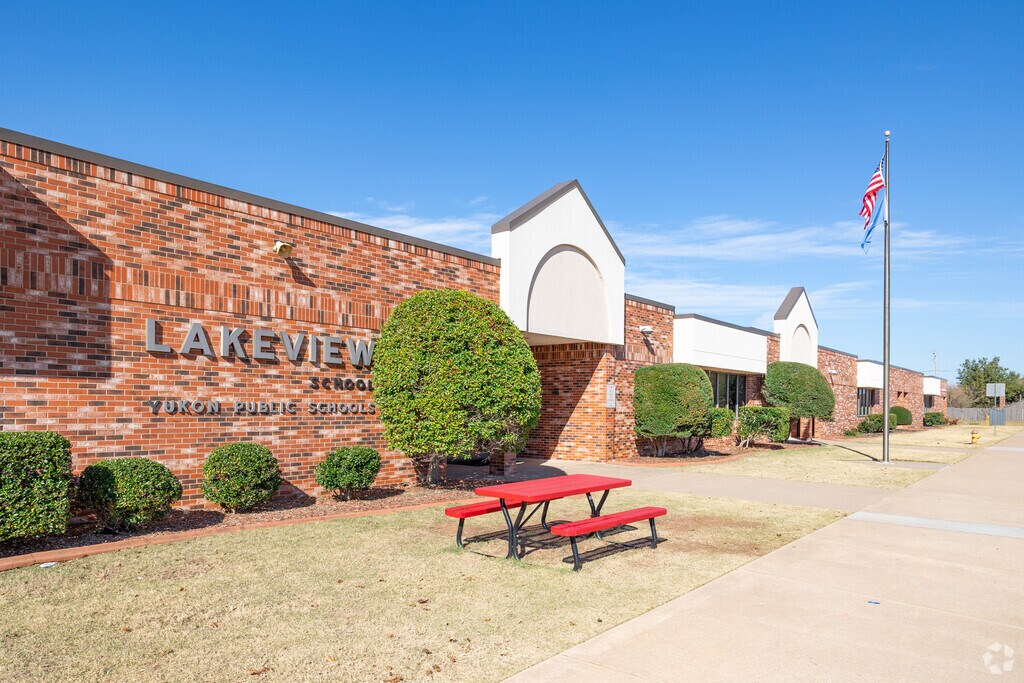 Lakeview Elementary has a B+ rating on Niche.