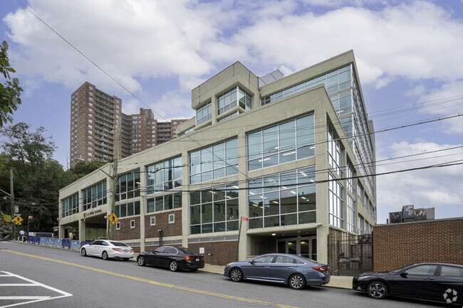 SAR High School was founded in 2003 by Rabbi Naftali Harcsztark.