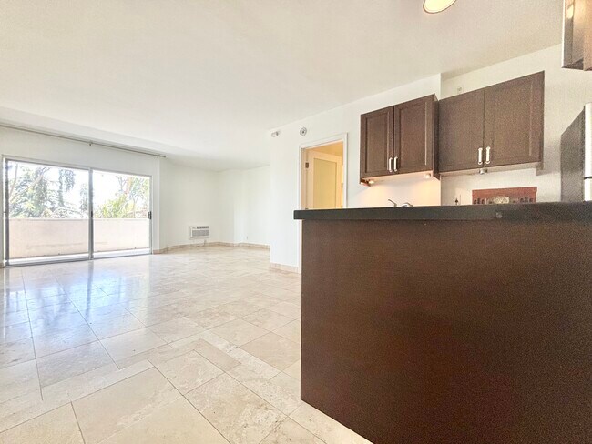 3947 Los Feliz Blvd unit 105A, Los Angeles, CA 90027 - photo 2