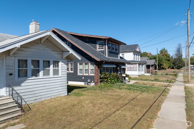 There are a variety of architectural styles in the neighborhood of Roosevelt.