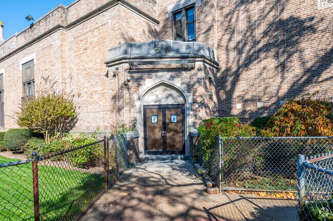 Brooklyn Blue Feather School is a private elementary school located in Brooklyn,