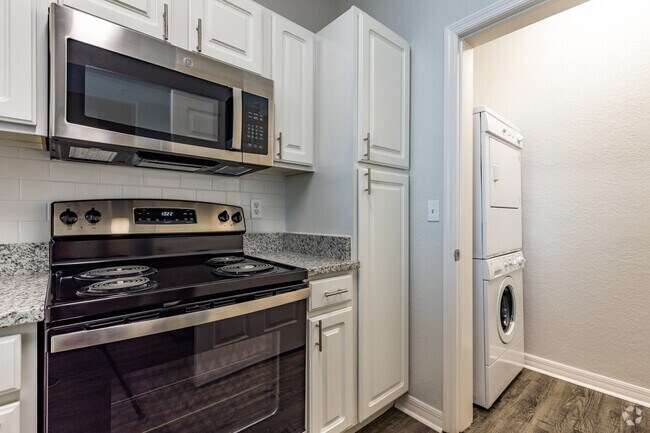 1 BR, 1 BA - 855SF