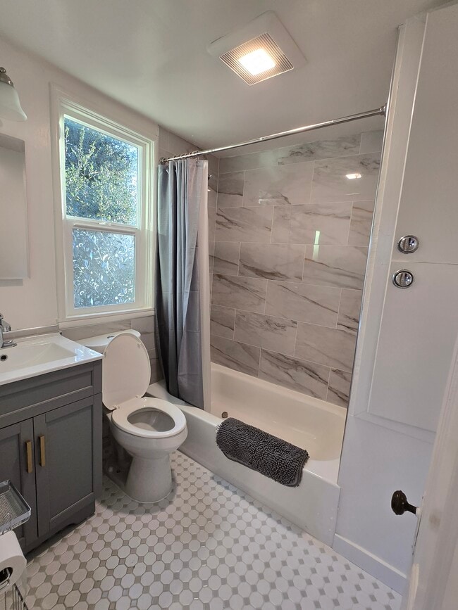 1049 56th St unit Upper, Emeryville, CA 94608 - photo 4