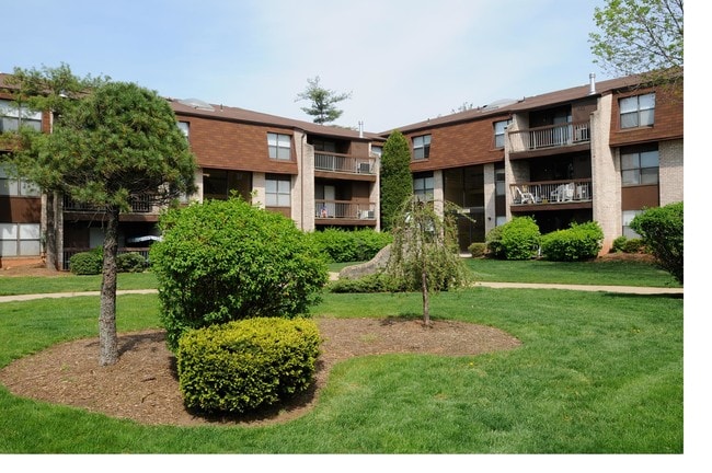 Gill Lane, Iselin, NJ 08830 - photo 4