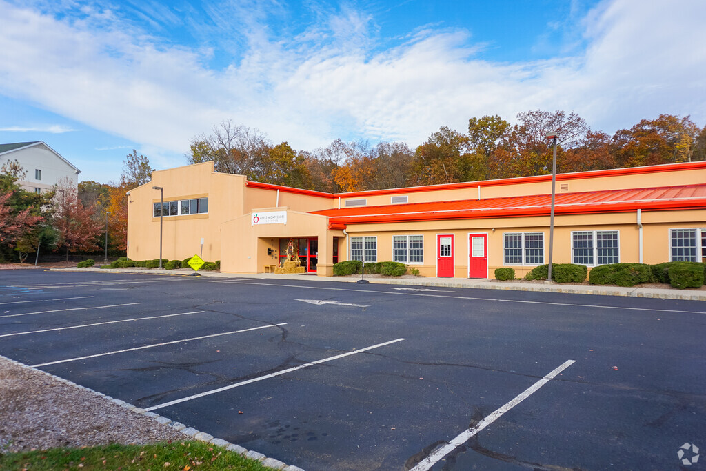 Apple Montessori of Wayne provides education in the neighborhood of 
Jackson.