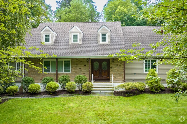 A cozy raised ranch in Woodcliff Lake, NJ.