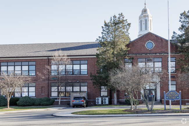 Lowell Elementary School in Teaneck, NJ has has 310 students in grades K-4.