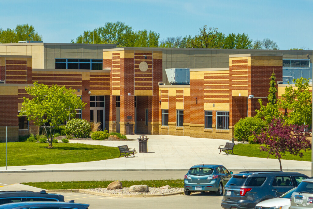 Parents in Juneau, WI can send their children to Dodgeland Middle School.