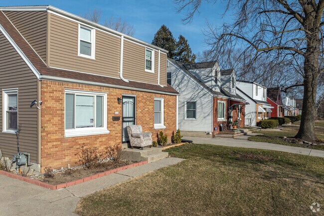 Lot sizes in Hampton Heights are not very large but still enough room for privacy and BBQing.