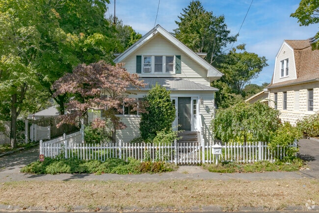 Small homes and cottages are available around Stratfield Village.