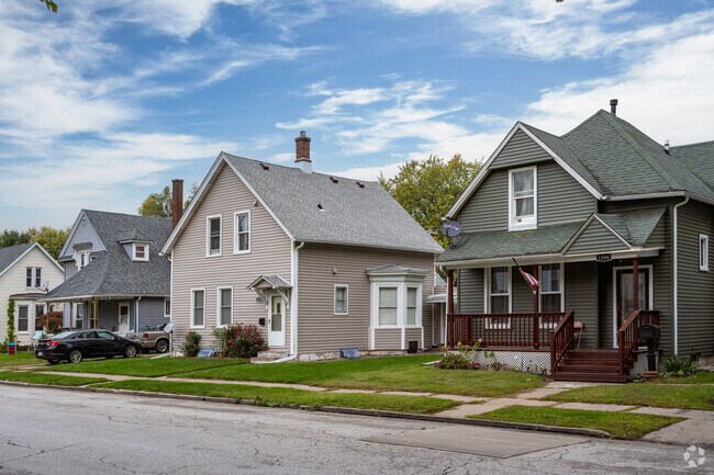 Craftsmans can be found near minimal traditional homes.