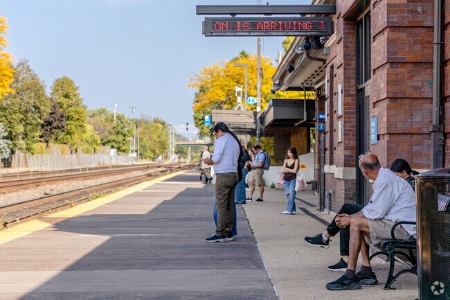 Rose Hill Farm residents have quick access to Chicago via the Naperville Metra Station.