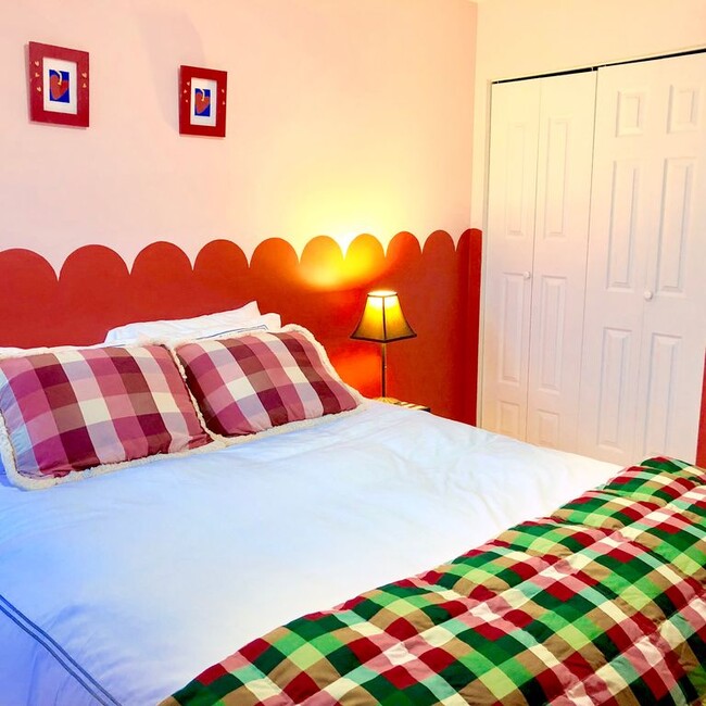 Bedroom with Single Queen