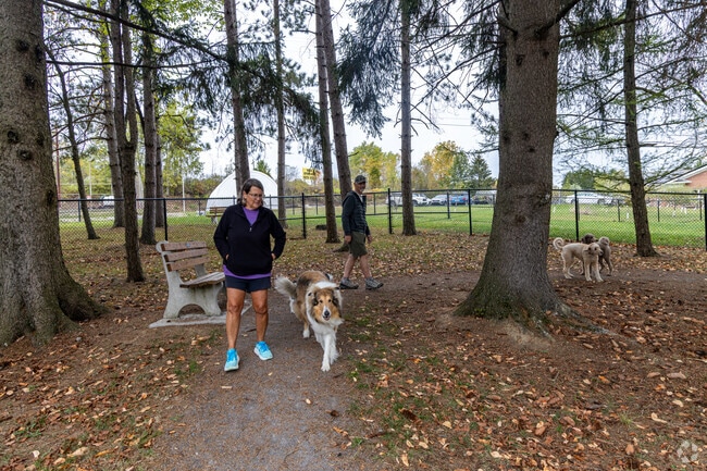 Lake Rowena Park maintains paths for locals to enjoy an easy hike.