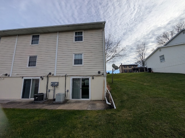 628 Peachview Ln, Duncansville, PA 16635 - photo 2