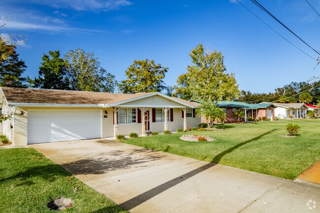 A row of older ranch-style homes in Ormond Terrace.