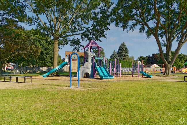 East Rochester Elementary School has 48% of students receive free or reduced lunch.