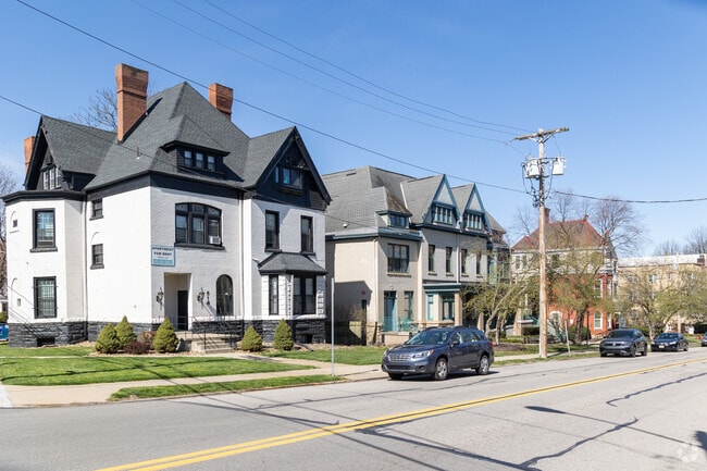 Shadyside houses have small front and back yards.
