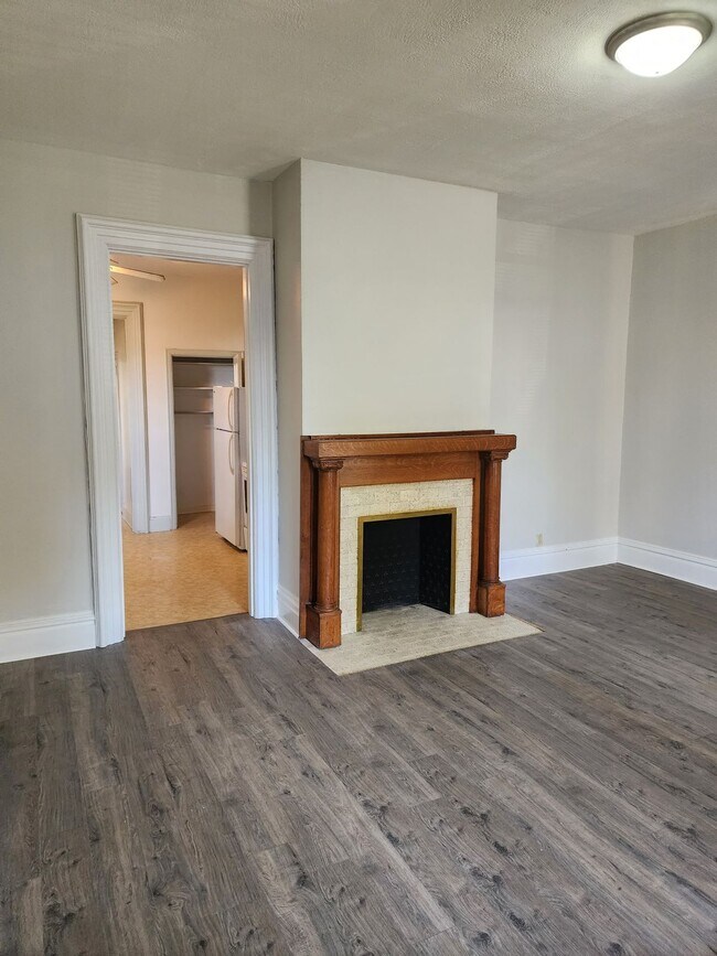 252 W Locust St unit B, Newark, OH 43055 - photo 4