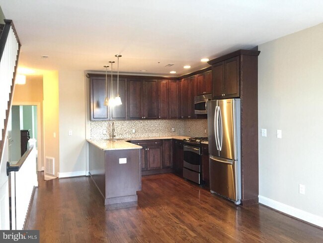 1727 S Broad St unit B, Philadelphia, PA 19148 - photo 3
