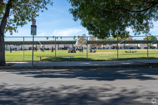 The student-teacher ratio is 22:1.