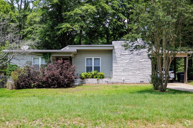 Older homes in Sherwood include mid-century modern design such as flat-roofed ranch homes.