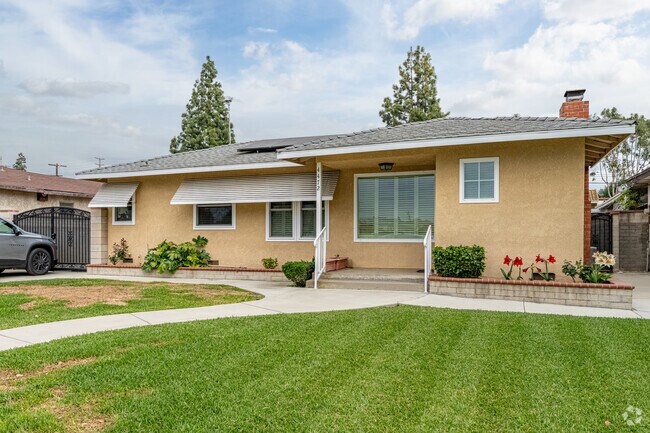 Mid-century ranch houses can be seen throughout the neighborhood.