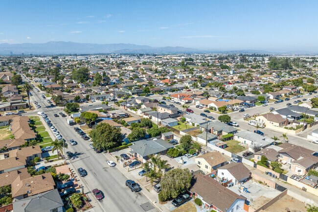 The Cal-Gisler neighborhood of Oxnard features many single family homes on normal sized lots.