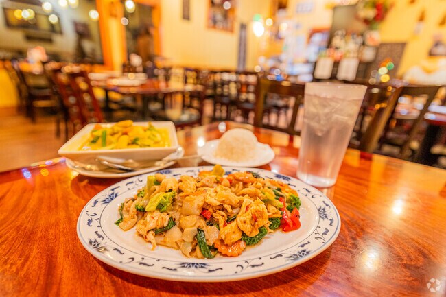Pad-ke-mao and a Yellow curry from Thai Delicacy Truckee in South Truckee.