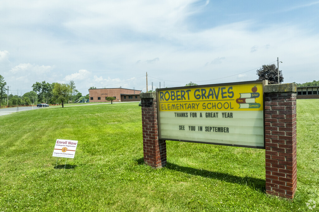 Robert R. Graves School has 316 students in grades K-4 with a student-teacher ratio of 11 to 1.