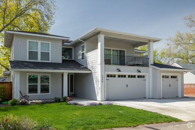 Some Craftsman- and Prairie-style houses feature views in Central Rim's eastern section.