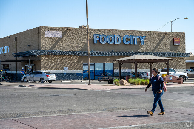 Food City is a popular grocer on Main Street in San Luis.