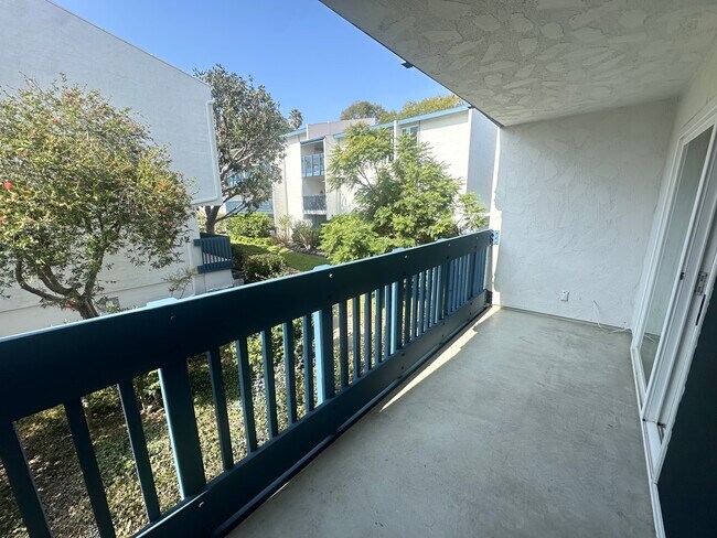 607 S Prospect Ave unit 202, Redondo Beach, CA 90277 - photo 5