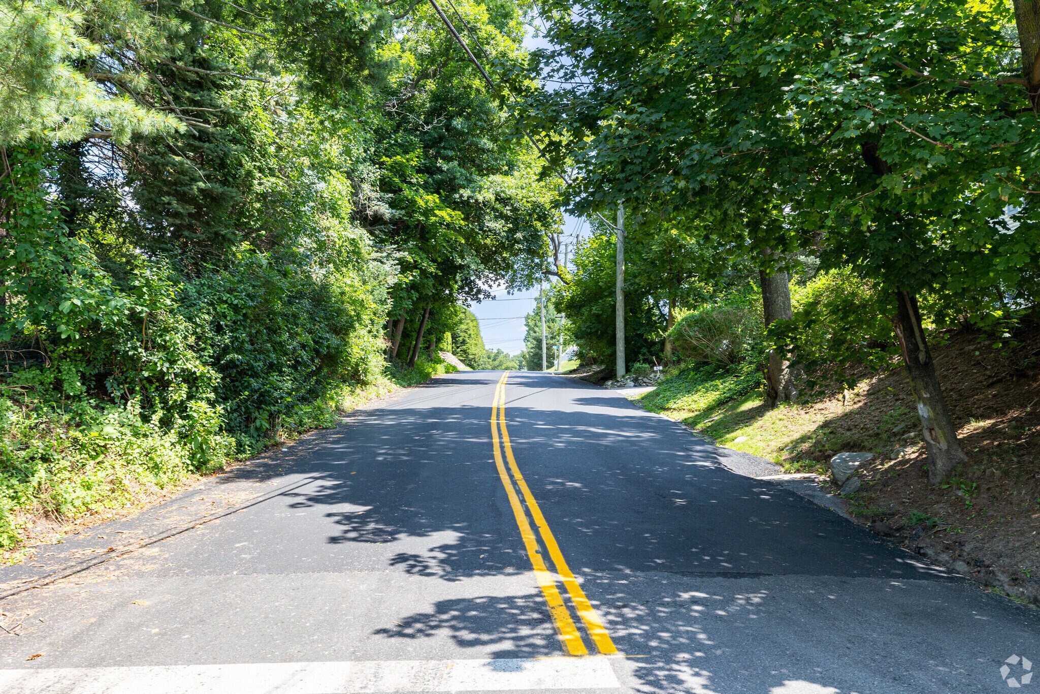 The roads are not too crowded with cars in Hawthorne, New York.