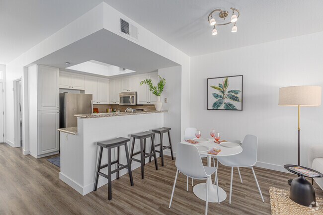 1BR, 1.5BA - 865SF - Dining Room