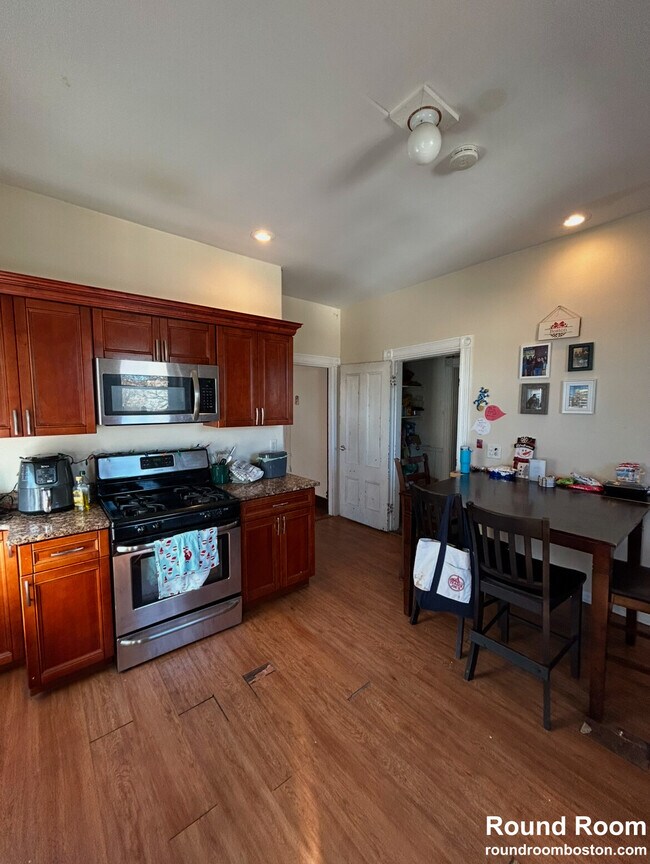 17 Hillside St, Boston, MA 02120