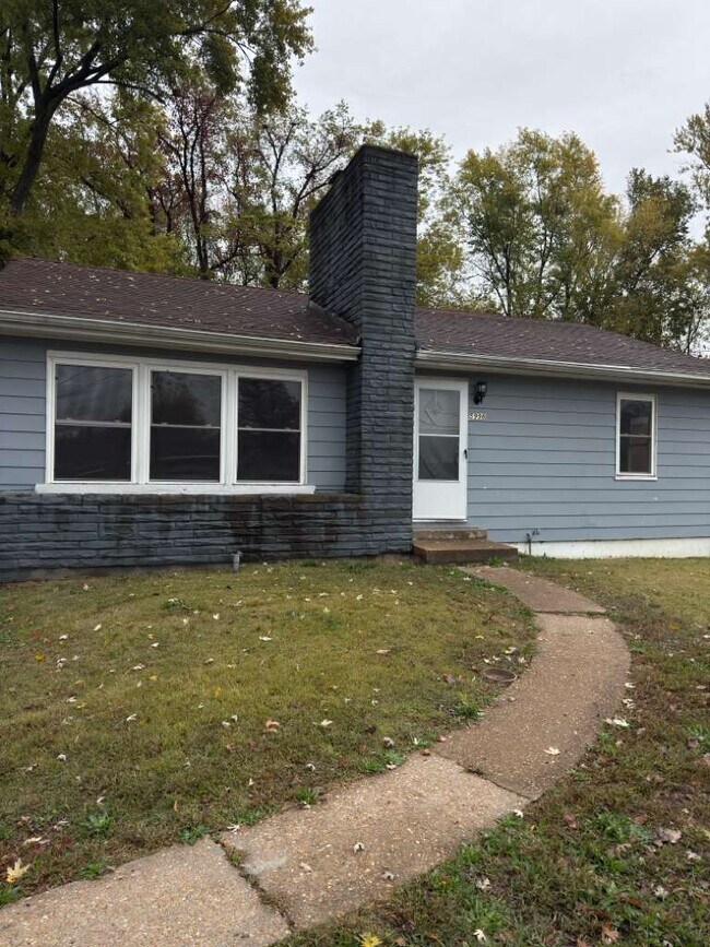 5998 Bermuda Dr, Saint Louis, MO 63135