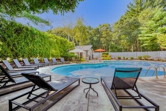 101 Longmeadow Dr, Holbrook, MA 02343