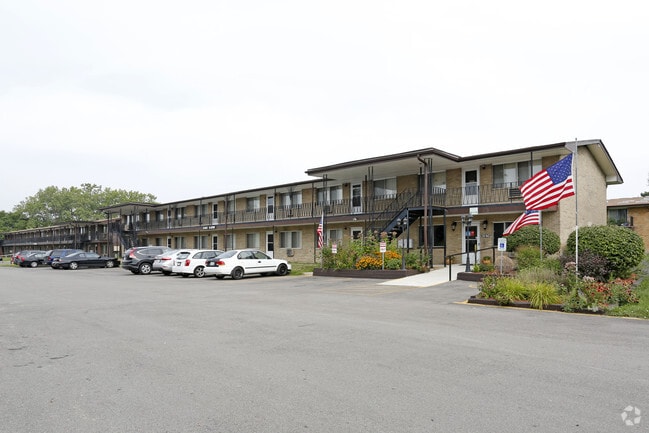 Briarwood Apartments, Waukegan, IL 60085 - photo 4