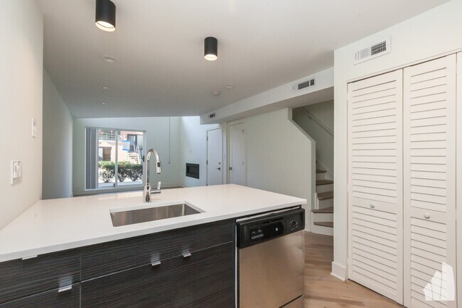 936 W Grace St unit C101, Chicago, IL 60613 - photo 7