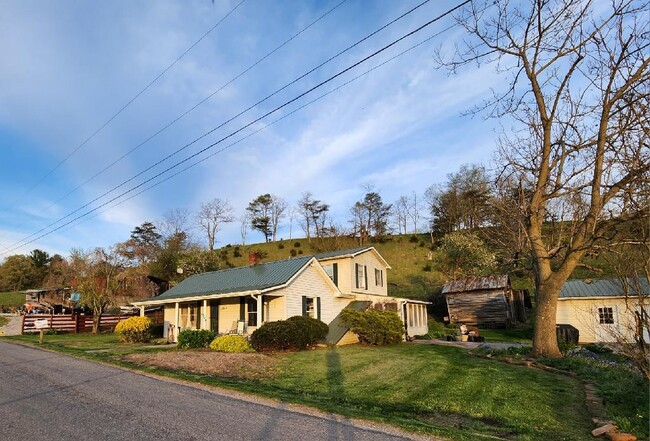 5163 Whitethorne Rd, Blacksburg, VA 24060 - photo 2