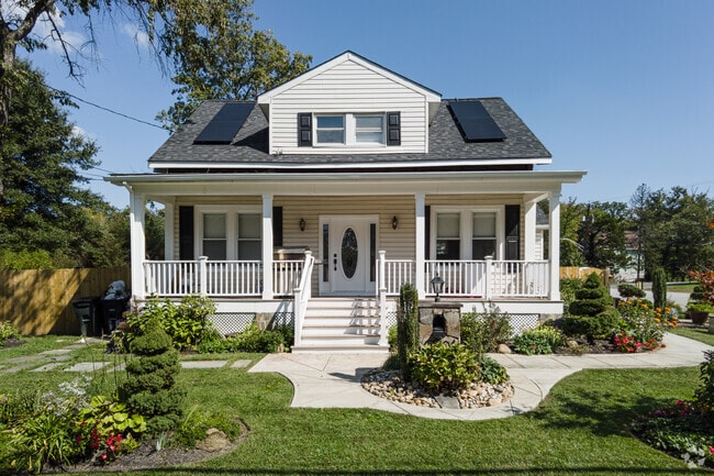 Well kept Craftsman homes in Seabrook are for those want some style.