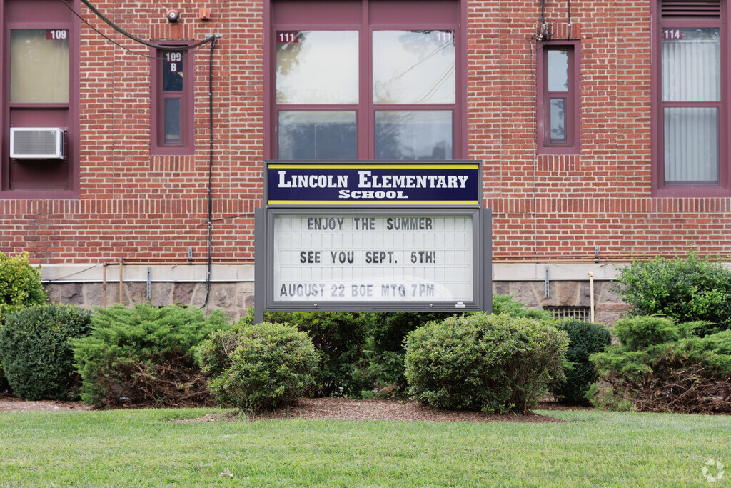 Lincoln School is a highly rated, public school located in Dumont, NJ.