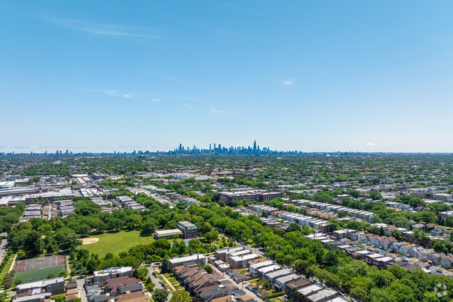 Hermosa is just a short drive from downtown Chicago.